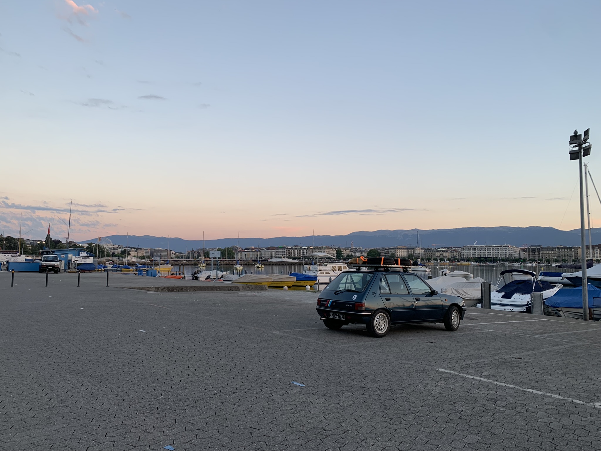 Lever de soleil au bord du lac Léman