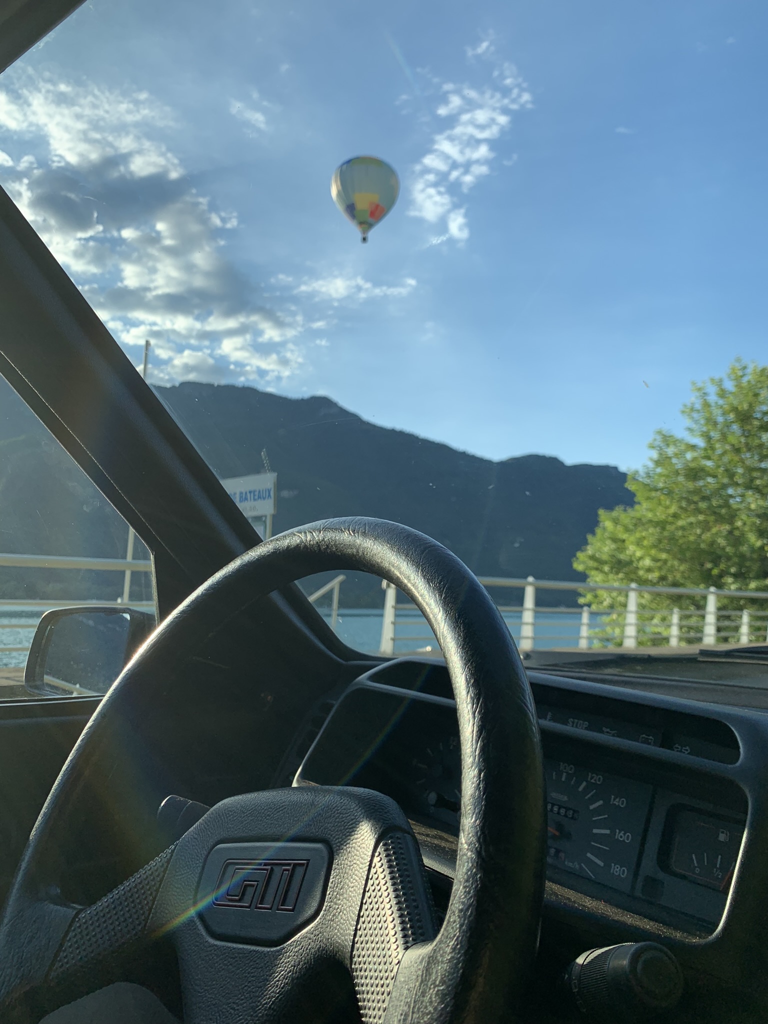 Mongolfière sur le lac d'Annecy