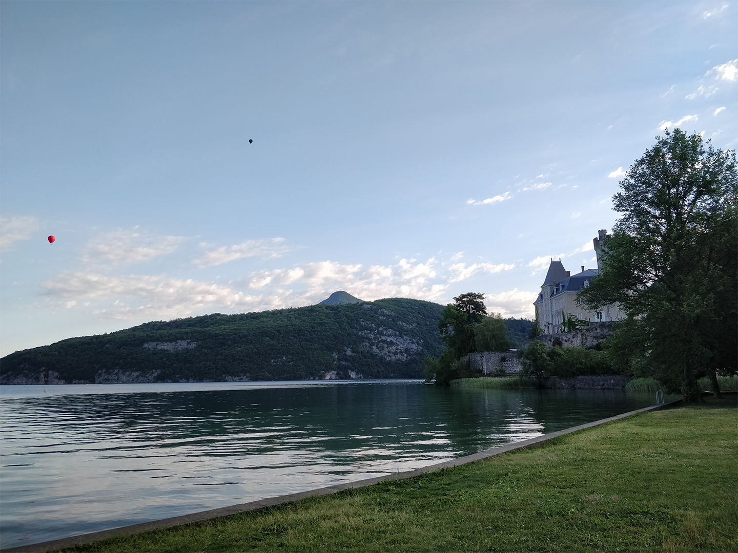 Mongolfière sur le lac d'Annecy